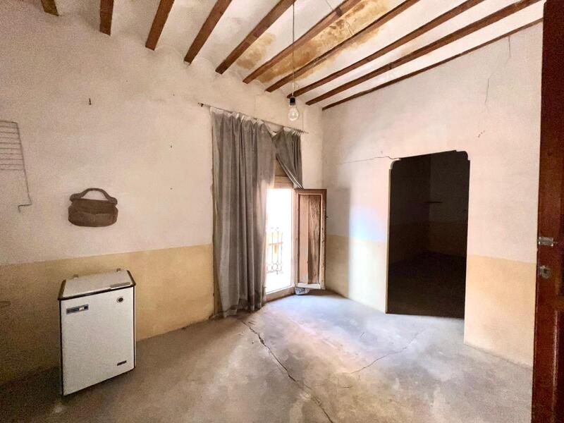 8 bedroom Townhouse for sale