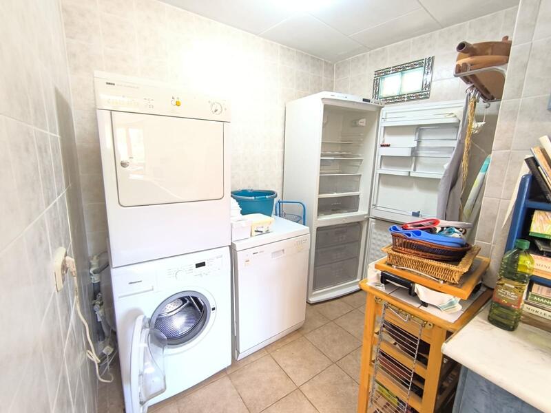 5 bedroom Townhouse for sale