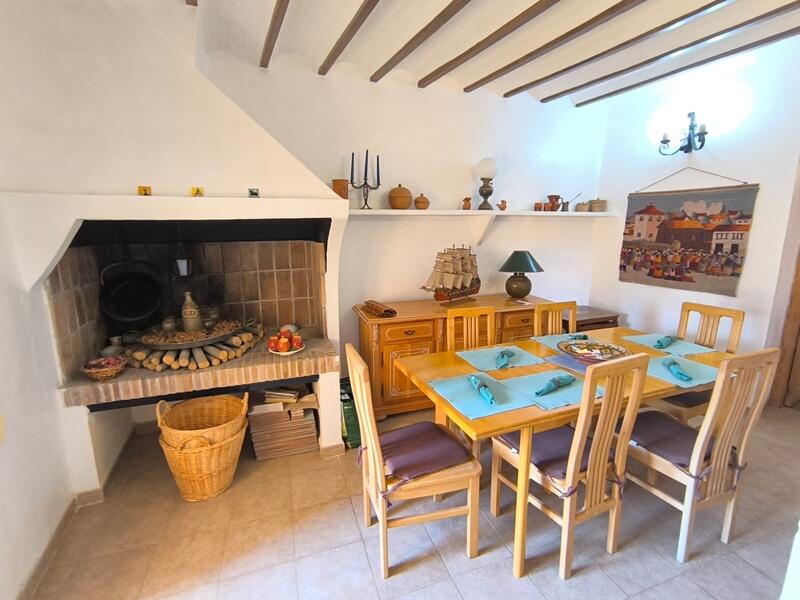 5 bedroom Townhouse for sale