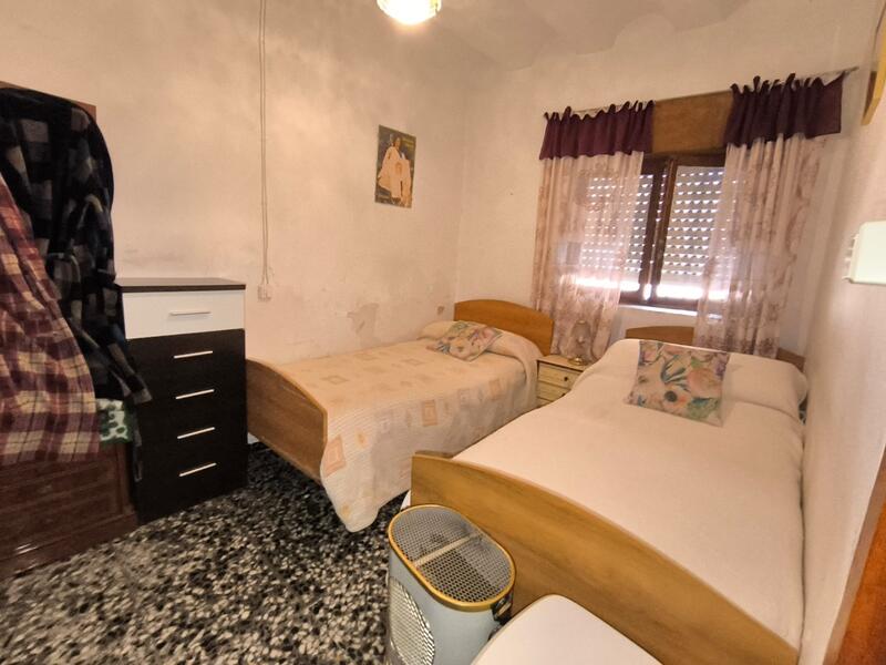 5 bedroom Townhouse for sale