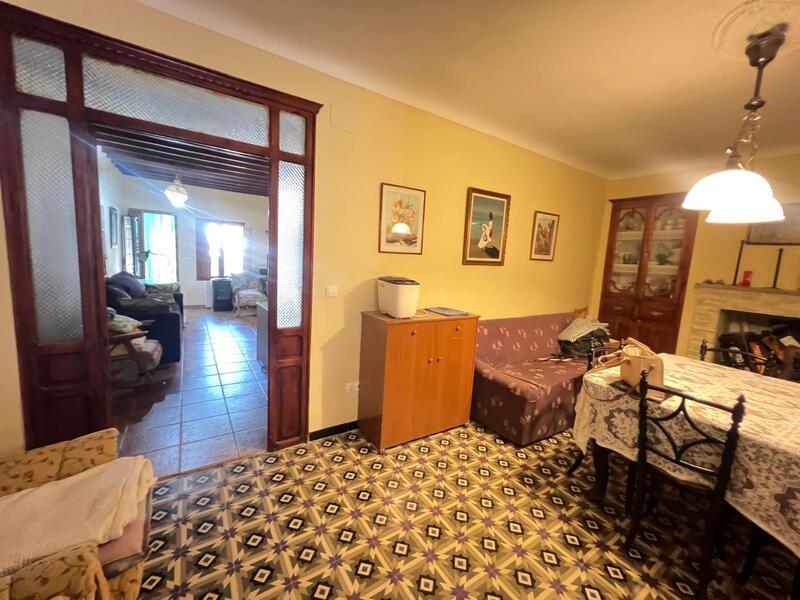 5 bedroom Townhouse for sale