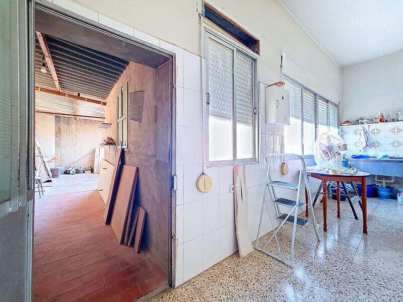 8 bedroom Townhouse for sale