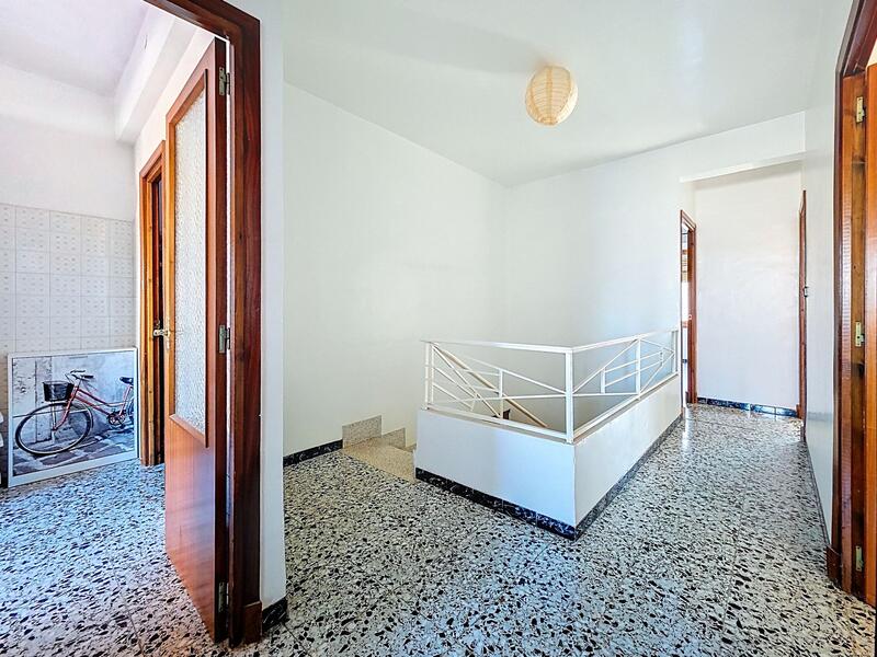 8 bedroom Townhouse for sale