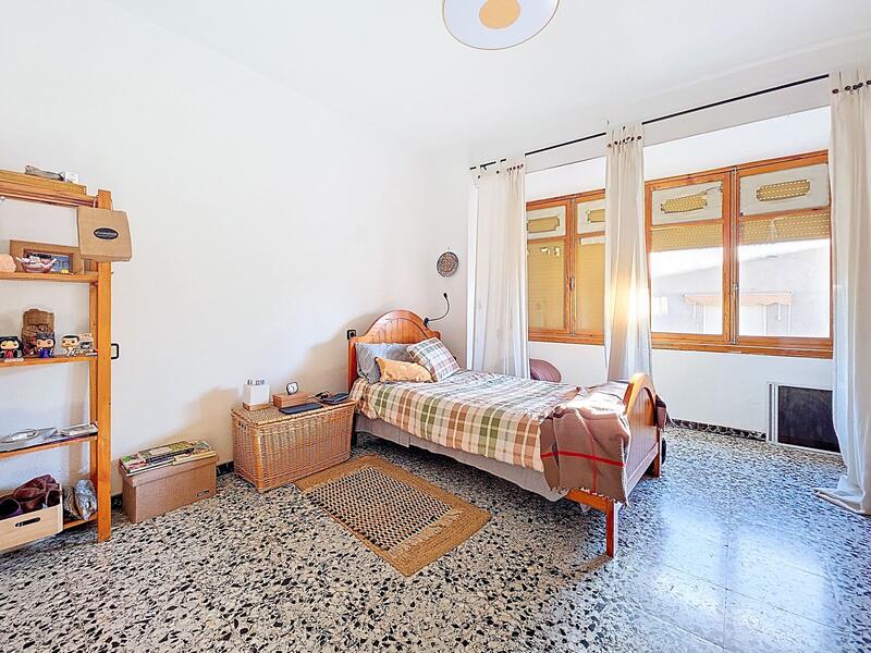 8 bedroom Townhouse for sale