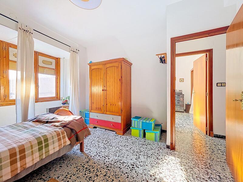 8 bedroom Townhouse for sale