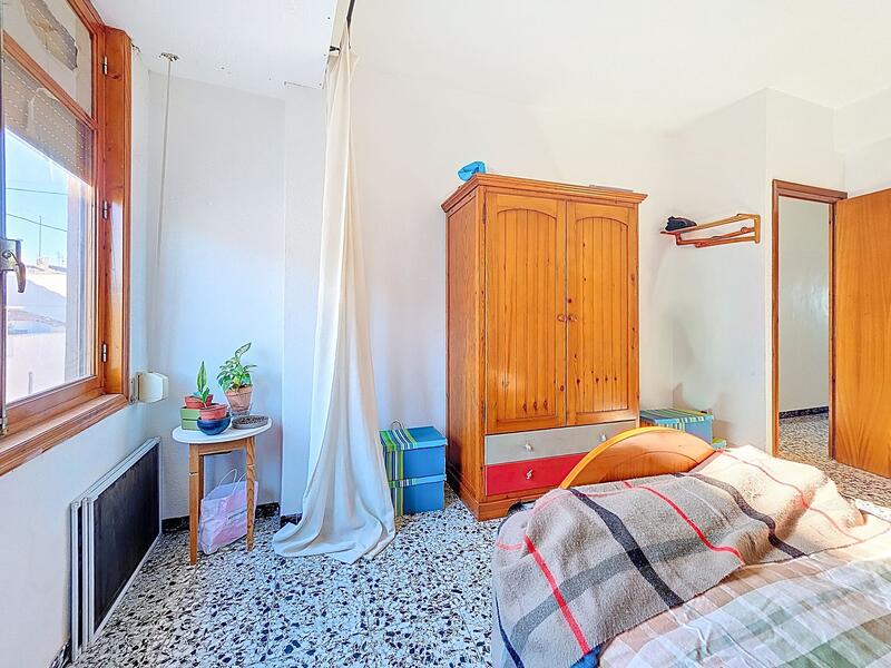 8 bedroom Townhouse for sale