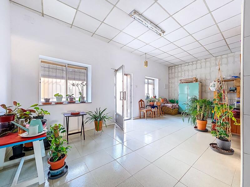 8 bedroom Townhouse for sale