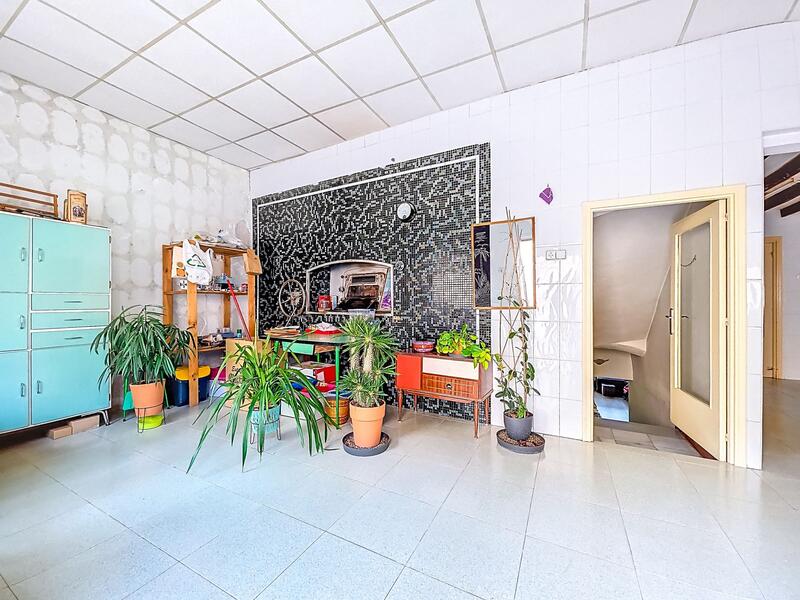 8 bedroom Townhouse for sale