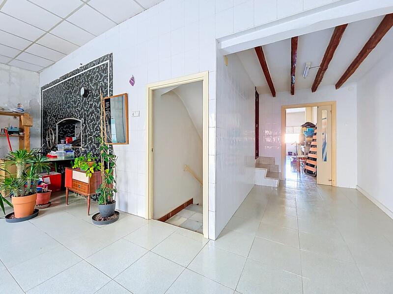 8 bedroom Townhouse for sale