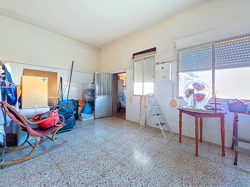 8 bedroom Townhouse for sale