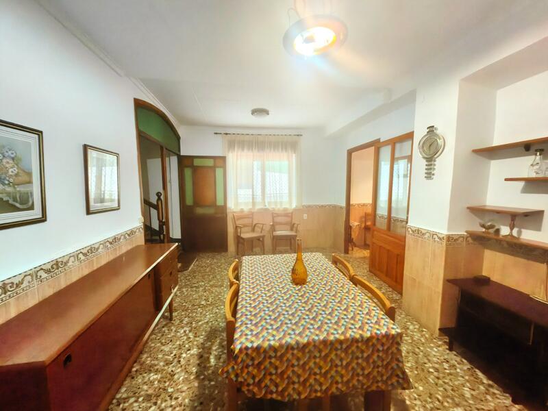 5 bedroom Townhouse for sale