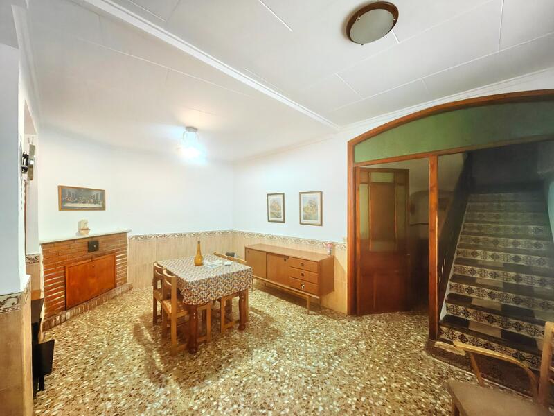 5 bedroom Townhouse for sale