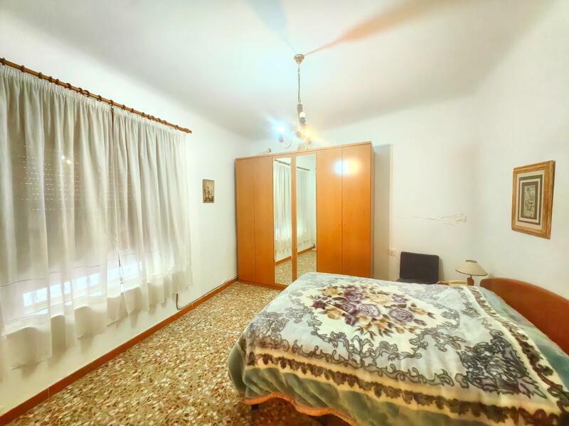 5 bedroom Townhouse for sale