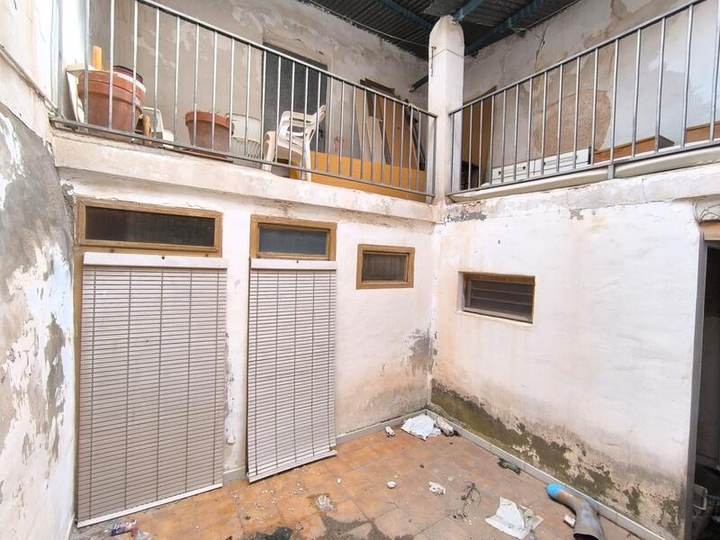 5 bedroom Townhouse for sale