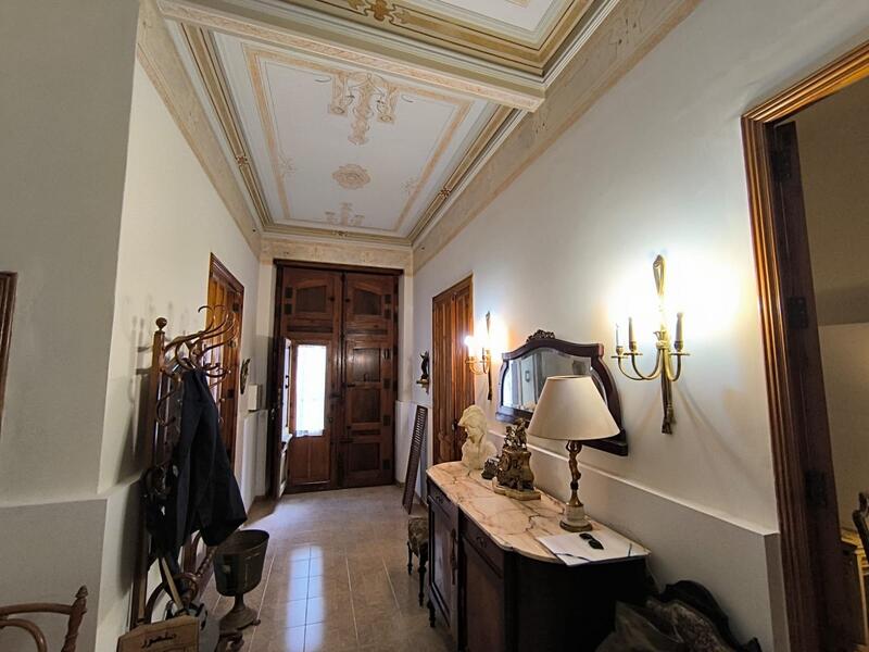 6 bedroom Townhouse for sale