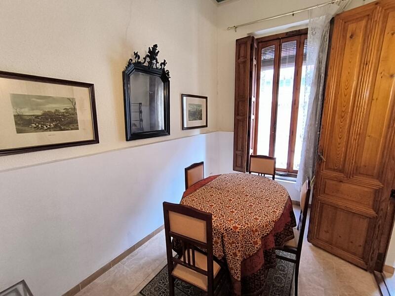 6 bedroom Townhouse for sale