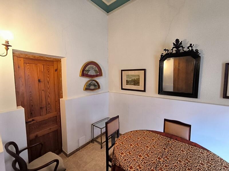 6 bedroom Townhouse for sale