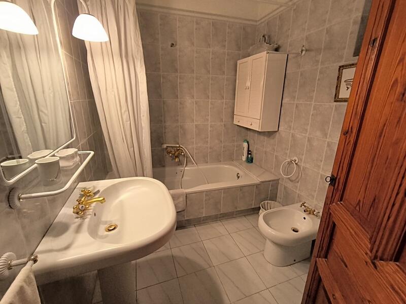 6 bedroom Townhouse for sale