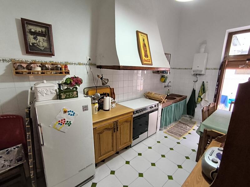 6 bedroom Townhouse for sale