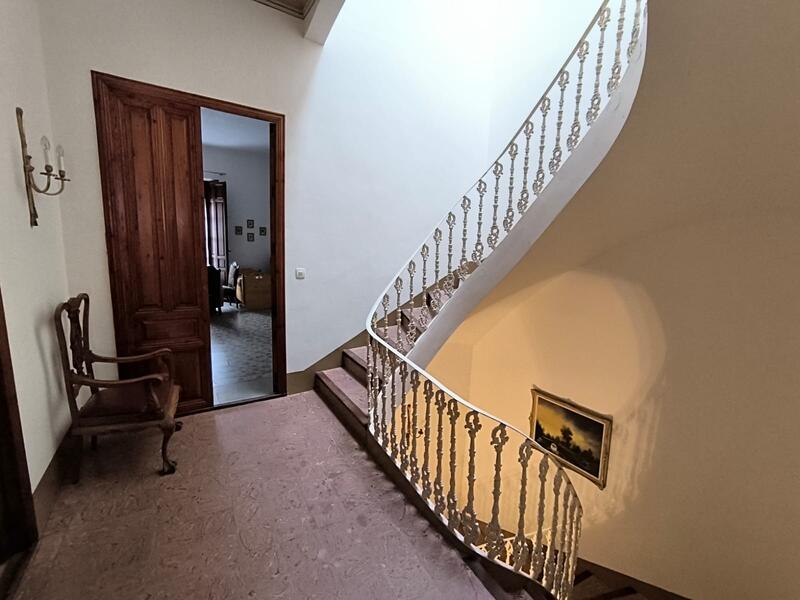 6 bedroom Townhouse for sale