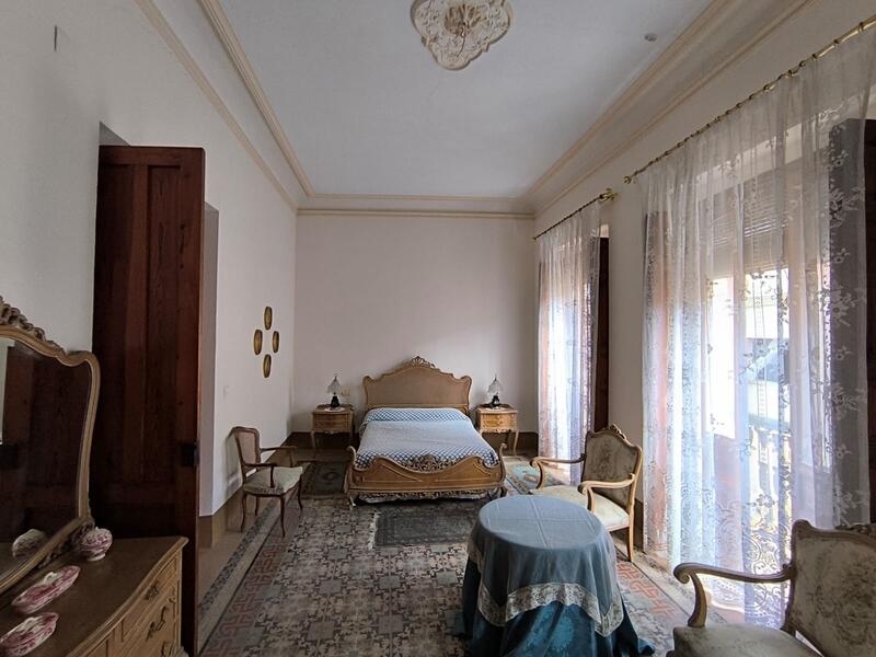 6 bedroom Townhouse for sale