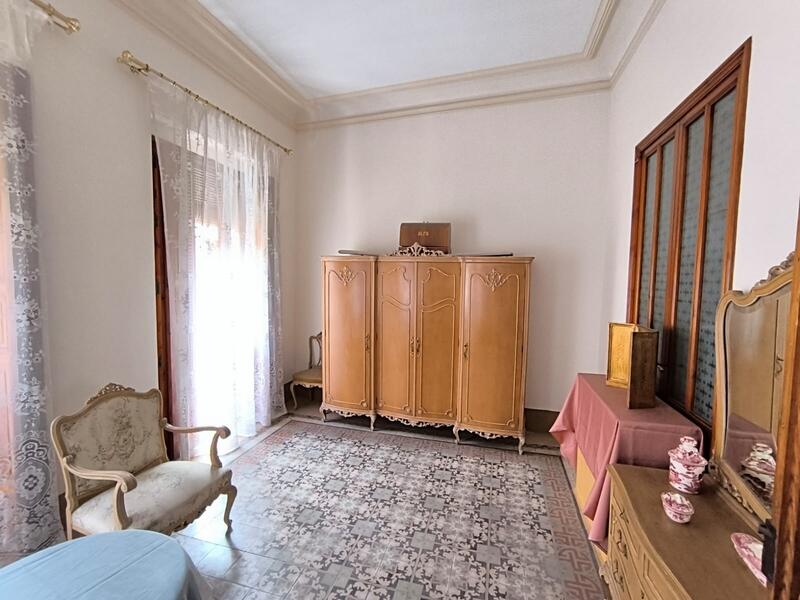 6 bedroom Townhouse for sale