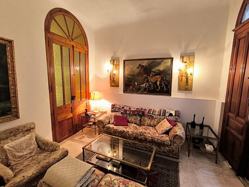 6 bedroom Townhouse for sale