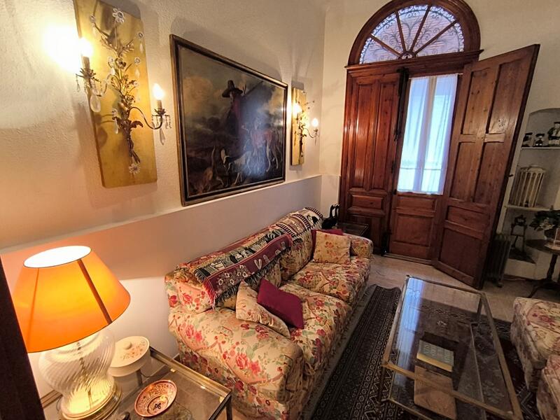 6 bedroom Townhouse for sale