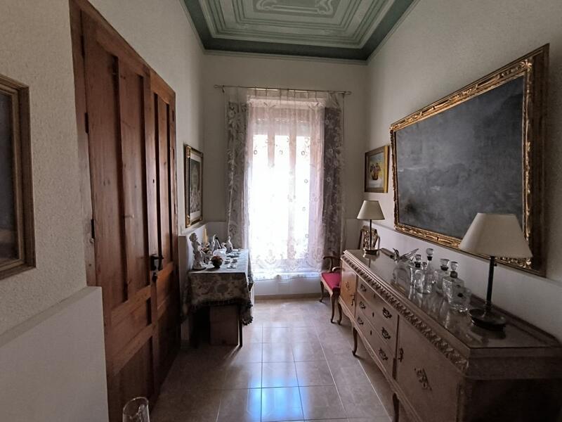 6 bedroom Townhouse for sale