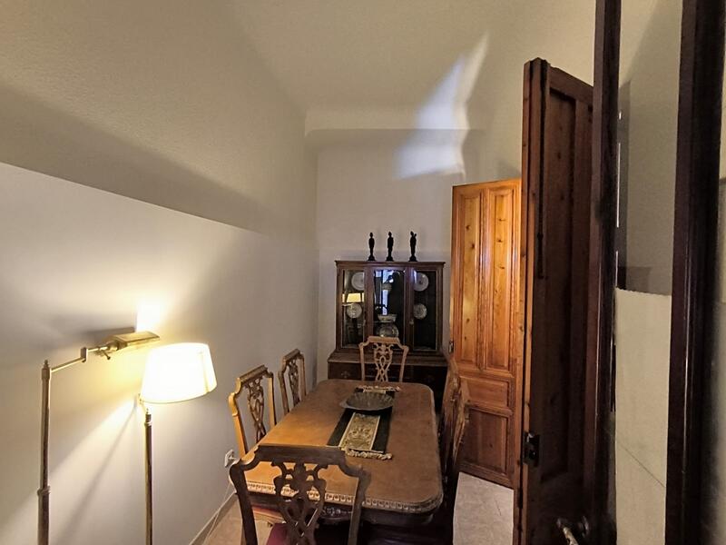 6 bedroom Townhouse for sale