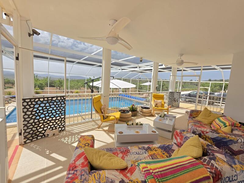 Villa for sale in Pinoso, Alicante