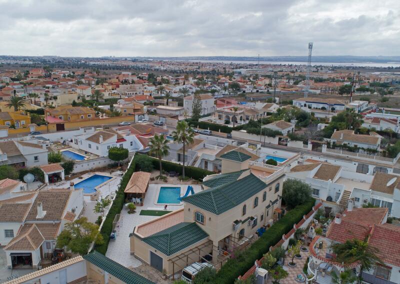 6 Cuarto Villa en venta