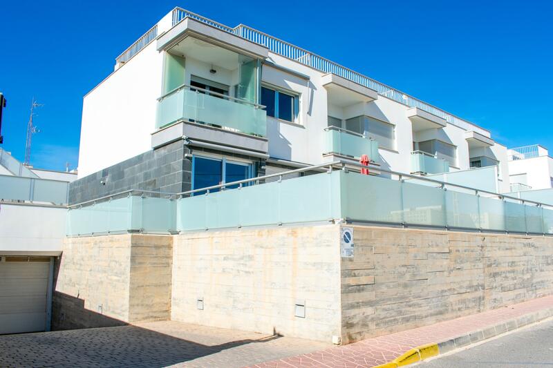 4 bedroom Townhouse for sale