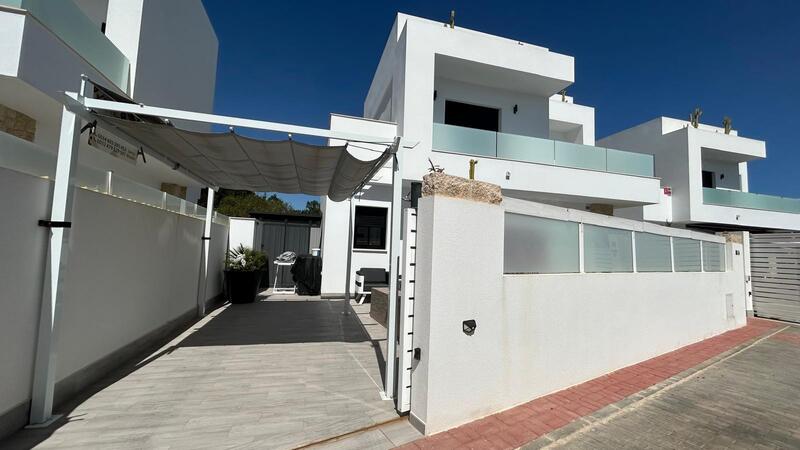 Villa til salg i Los Montesinos, Alicante