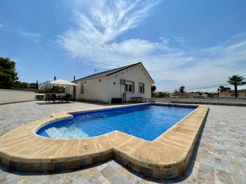 Villa til salgs i Torrevieja, Alicante