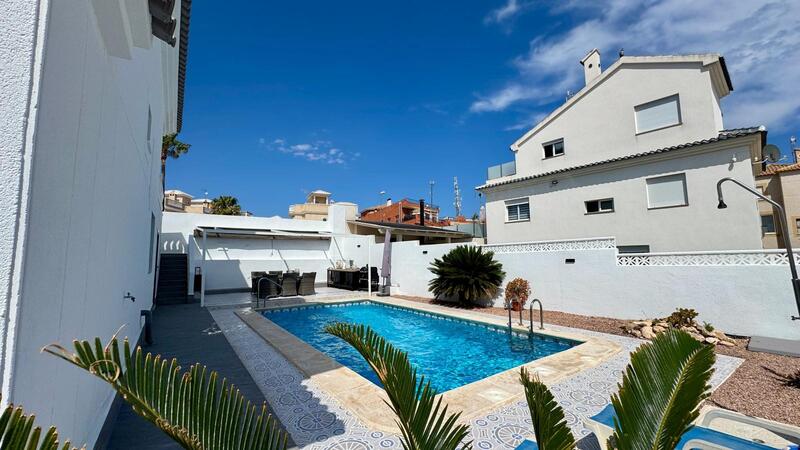 Villa en venta en Torrevieja, Alicante
