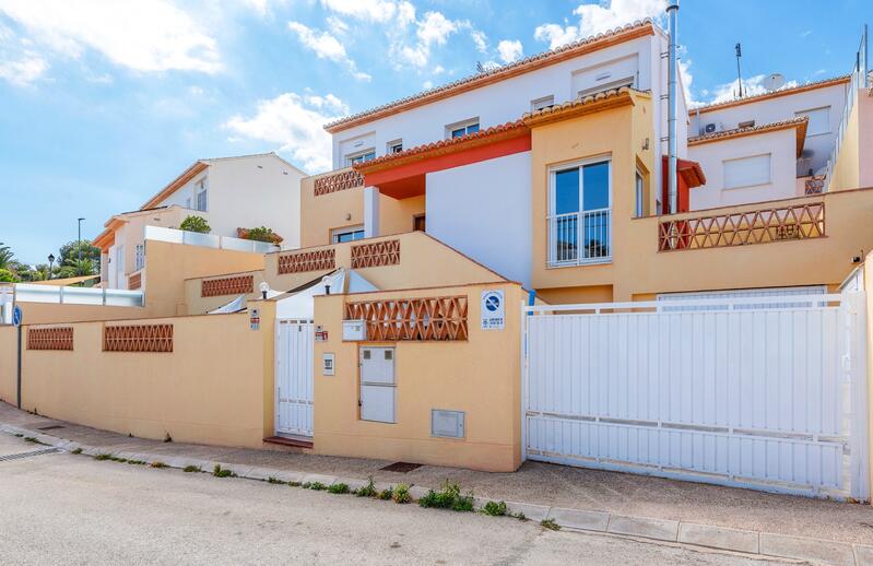 Villa for sale in l'-Playa Alfas del Pí, Alicante