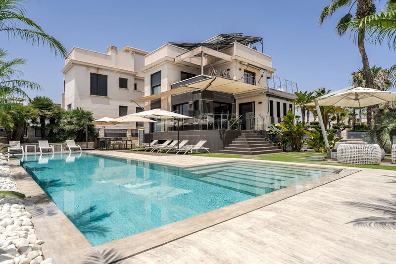 Villa til salg i Orihuela Costa, Alicante