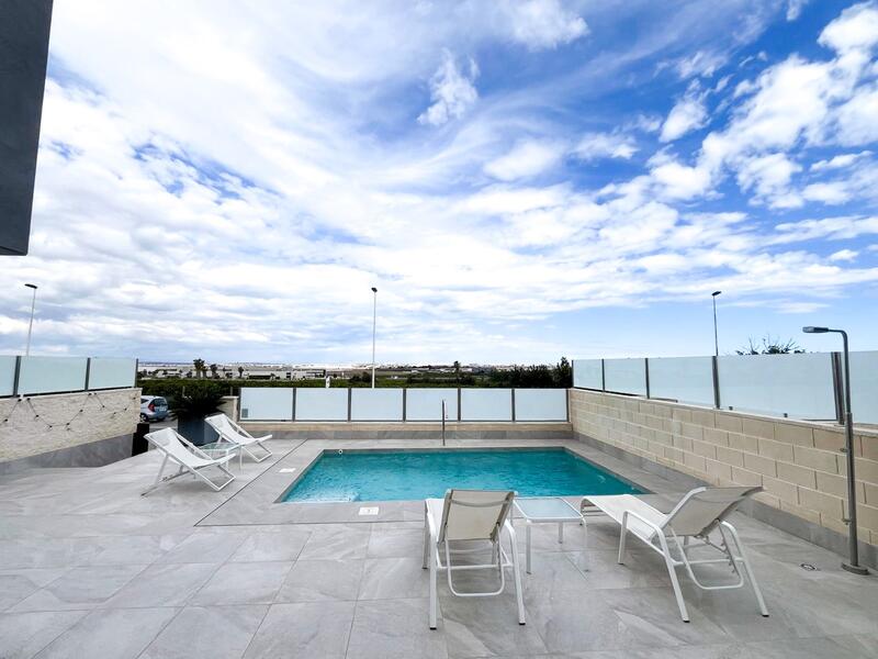 Villa til salgs i Torrevieja, Alicante
