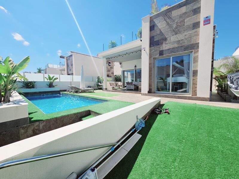Villa til salg i Orihuela Costa, Alicante