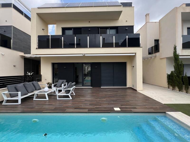 Villa til salg i Orihuela Costa, Alicante