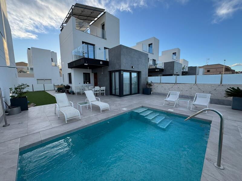 Villa en venta en Torrevieja, Alicante
