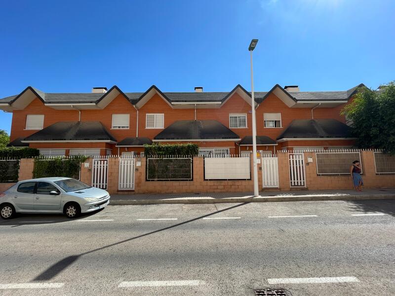 4 bedroom Townhouse for sale