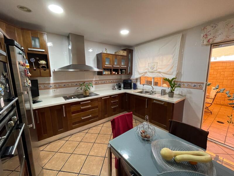 4 bedroom Townhouse for sale