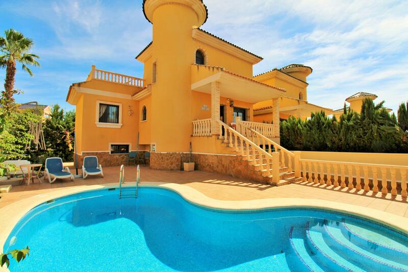 Villa Te koop in Villamartin, Alicante