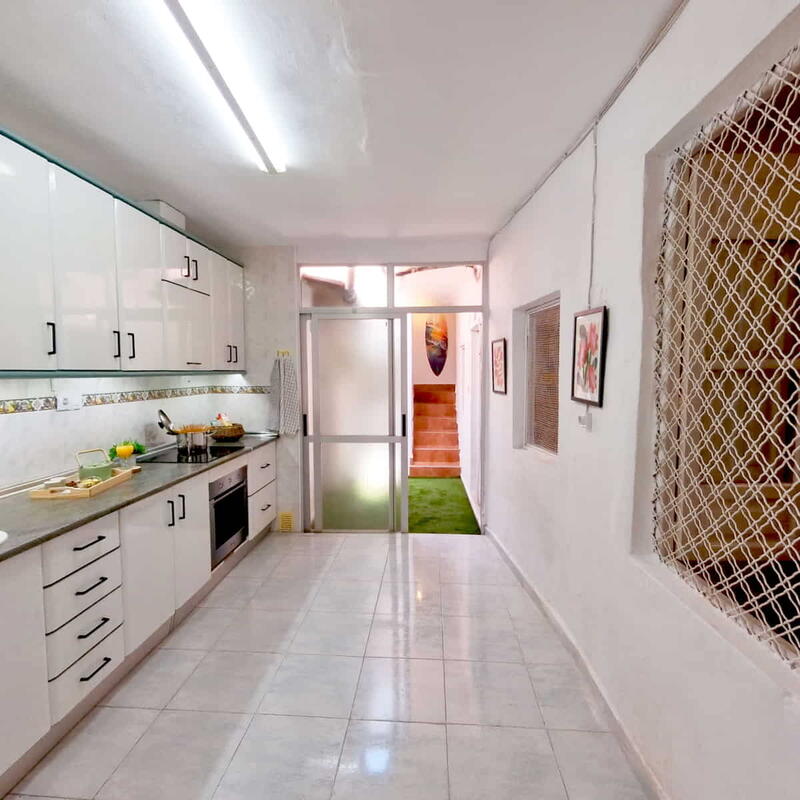 4 bedroom Townhouse for sale