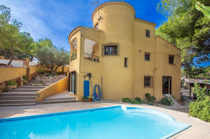 6 bedroom Villa for sale
