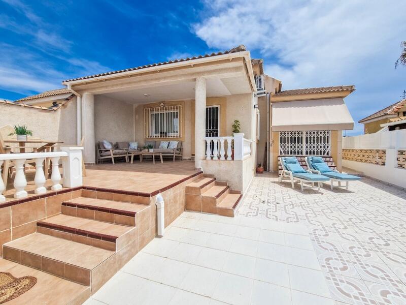 Villa en venta en Torrevieja, Alicante