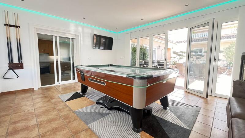 3 спальная комната Коммерческая недвижимость продается