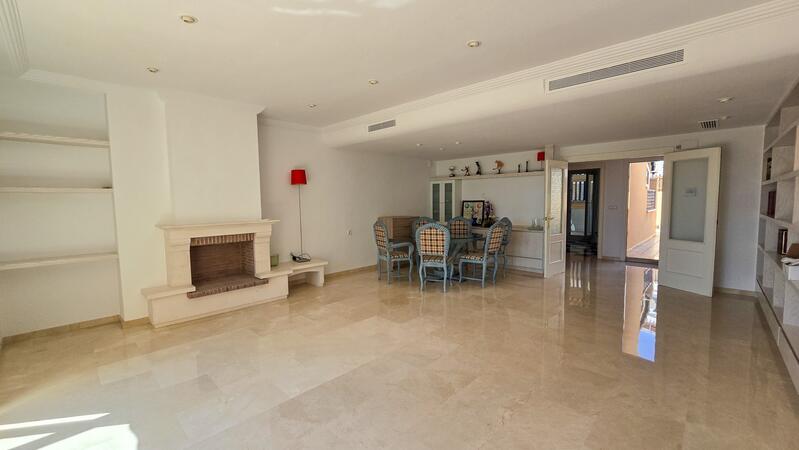 5 bedroom Townhouse for sale